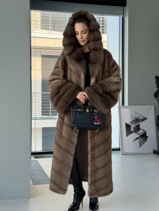 Длинная норковая шуба с отделкой из куницы на рукавах и капюшоне - фото 8