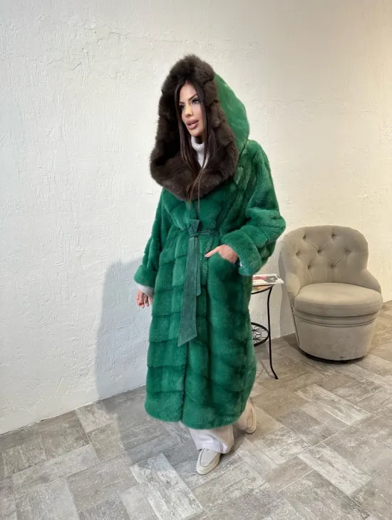 Шуба норковая с капюшоном из меха куницы — цвет изумруд - фото 1