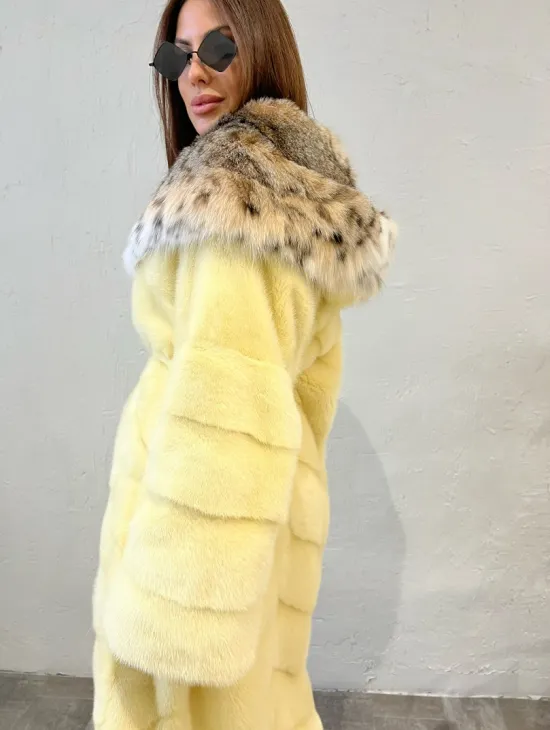 Шуба норковая с капюшоном из меха рыси в лимонном цвете - фото 5