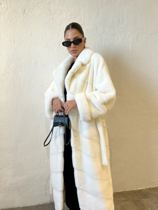 Белая шуба из плюшевой норки с английским воротником - фото 0