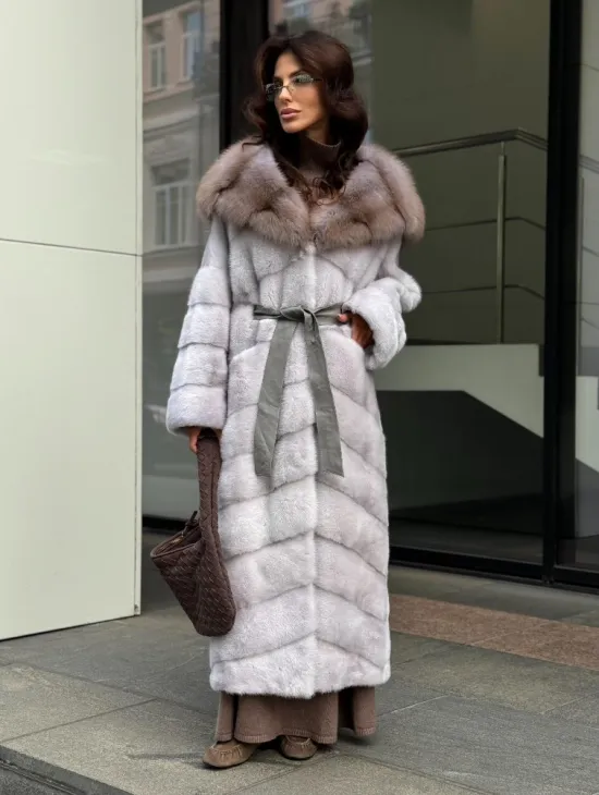 Шуба норковая серо-голубого цвета с капюшоном из куницы - фото 5