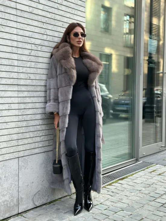 Длинная шуба из норки воротник-капюшон куница светло-серого цвета - фото 3